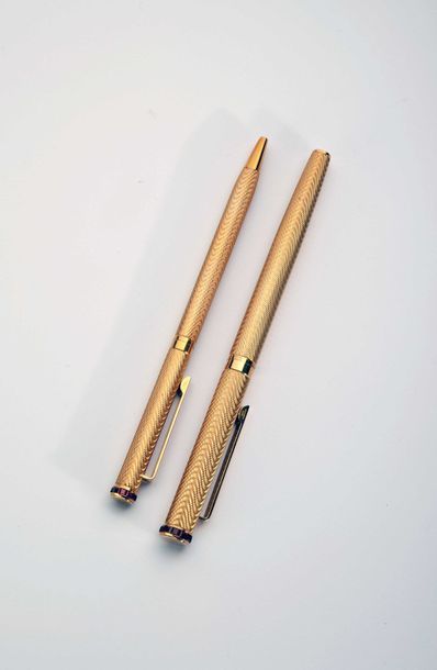 null 
Boucheron

Parure de deux stylos en or jaune 750°/00 guilloché soulignés de...