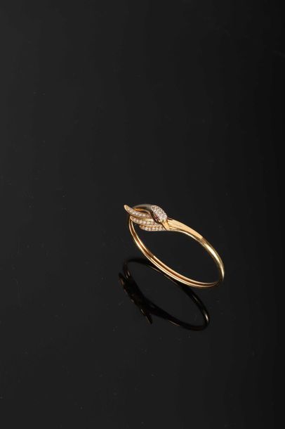 null Bracelet jonc en or jaune 750°/00 à motif de cygne orné de diamants ronds (pour...