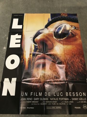 null Ensemble de plus de 300 affiches de cinéma des années 70 à 90 majoritairement.
Affiches...