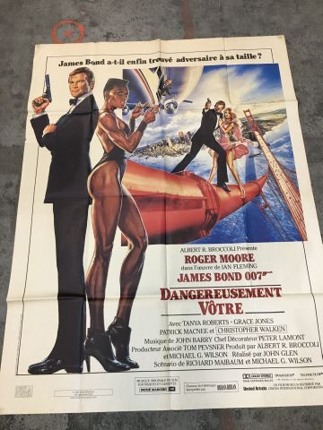 null Ensemble de plus de 40 affiches de cinéma sur le thème de James Bond + photobuste.
Affiches...