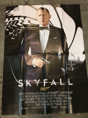 null Ensemble de plus de 40 affiches de cinéma sur le thème de James Bond + photobuste.
Affiches...