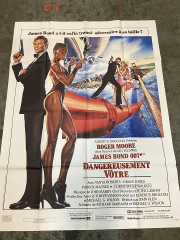 null Ensemble de plus de 40 affiches de cinéma sur le thème de James Bond + photobuste.
Affiches...