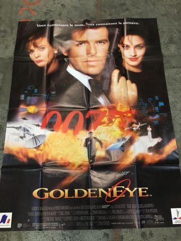 null Ensemble de plus de 40 affiches de cinéma sur le thème de James Bond + photobuste.
Affiches...