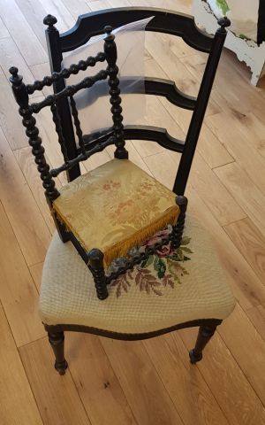 null Lot comprenant:
- Une Chaise en bois noirci , fin du XIXème s. 
-On joint une...
