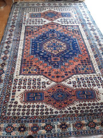 null Grand tapis d'Orient en laine à fond orange et bleu
190 x 310 cm
(Ce tapis a...