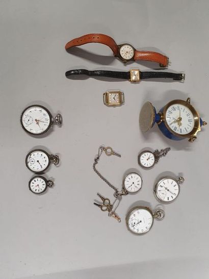 null HORLOGERIE : lot comprenant une pendulette-réveil miniature JAZ, 2 montres de...