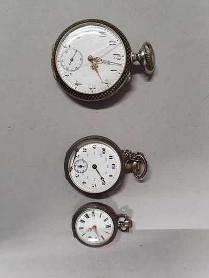 null HORLOGERIE : lot comprenant une pendulette-réveil miniature JAZ, 2 montres de...