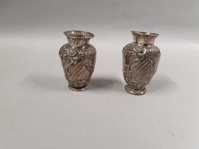 null Paire de vases miniatures en argent repoussé à décor d’agrafes et feuillages....