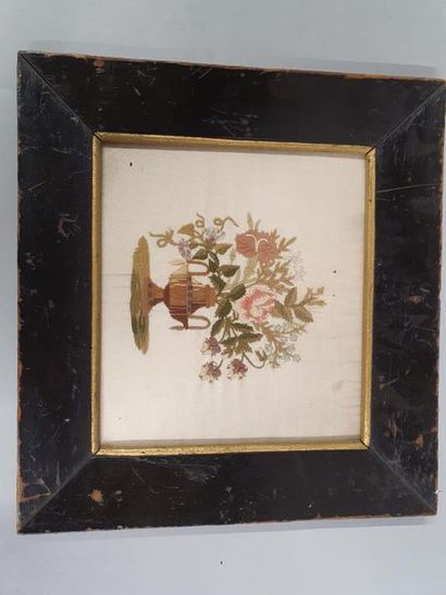null Bouquet de fleurs en fil brodé sur soie, dans un cadre en bois noirci. XIXème...