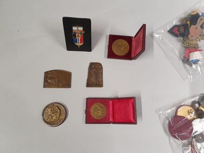 null PHALERISTIQUE et divers :
Lot de médailles (civiles) et décorations, boutons,...