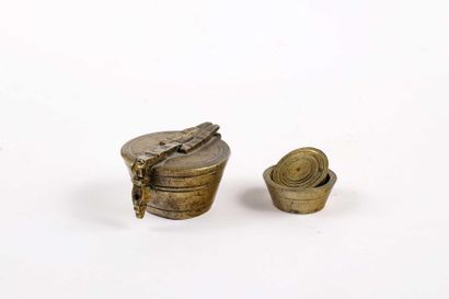 null Small pile of Nuremberg weights in bronze, marked with a siren, complete with...