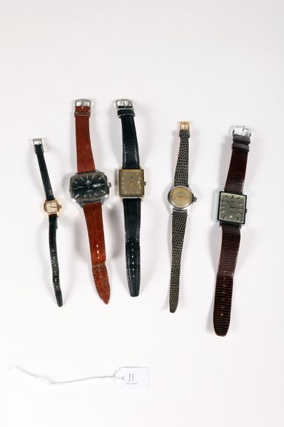null Deux montres-bracelets Tissot dont une rectangulaire à cadran noir, deux de...