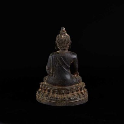 null Statuette en fonte de fer, représentant le Bouddha assis sur un lotus, en prise...