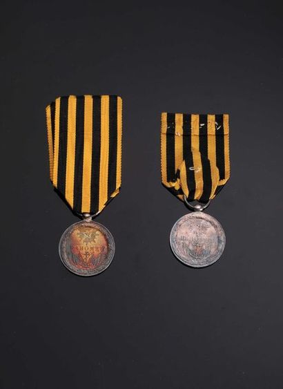null –IDEM-. Médaille du Dahomey, 1892, par Daniel Dupuis. Lot de 2 ex : le premier...