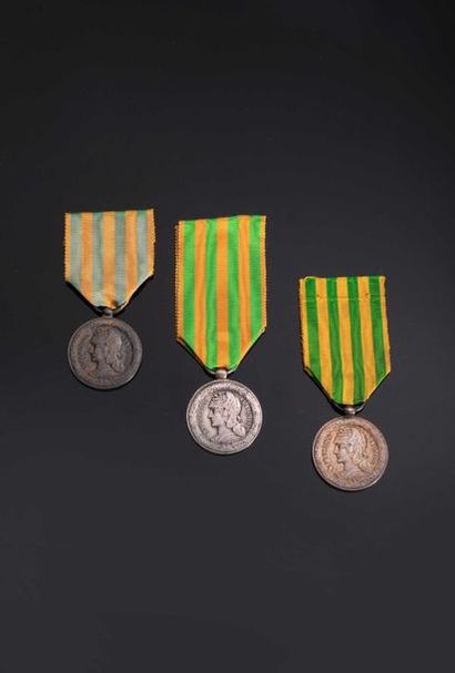 null –IDEM-. Médaille du Tonkin, 1885, par Daniel Dupuis. Lot de 3 médailles (2 pour...