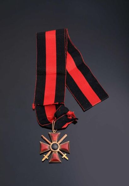 null –IDEM-. Croix de 3ème classe avec épées en or et émail (45 mm, poinçon de titre...