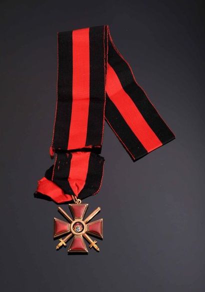 null –IDEM-. Croix de 3ème classe avec épées en or et émail (45 mm, poinçon de titre...