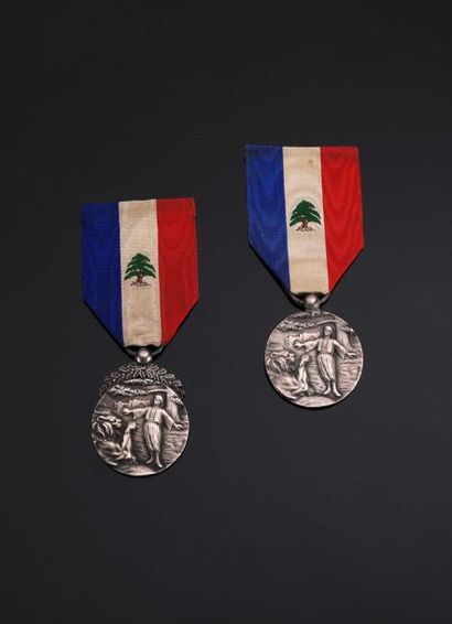 null LIBAN. Ordre du Mérite Libanais. Lot de 2 ex. en argent, signés CORM. Du modèle...
