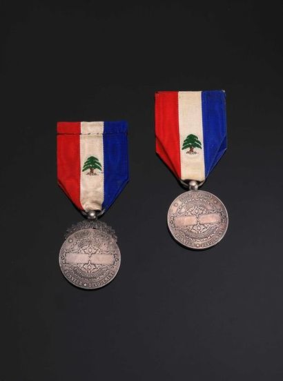 null LIBAN. Ordre du Mérite Libanais. Lot de 2 ex. en argent, signés CORM. Du modèle...