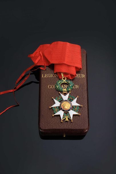 null III REPUBLIC. Gold commander's star (eagle hallmark) with his tie in a garnet...