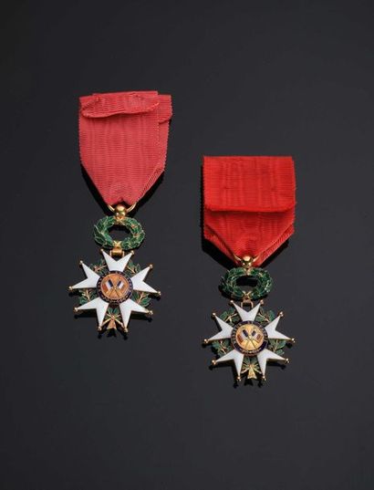 null –IDEM-. Lot de 2 étoiles d’officier en or (poinçon à l’aigle) avec leur ruban...