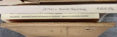 null JETONS. Lot de 23 ouvrages et catalogues : Mitchiner « Jetons and tokens, the...