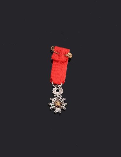 null -IDEM-. Luxury miniature star in white gold (15 mm, eagle punch) set with 30...
