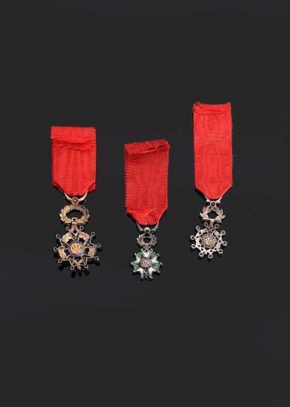 null -IDEM-. Set of 3 miniatures of knight's stars in luxury models with gold centres....
