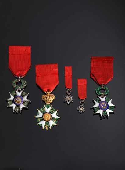 null DIVERS. Lot de 5 décorations : étoile d’officier en or poinçonnée à l’aigle...