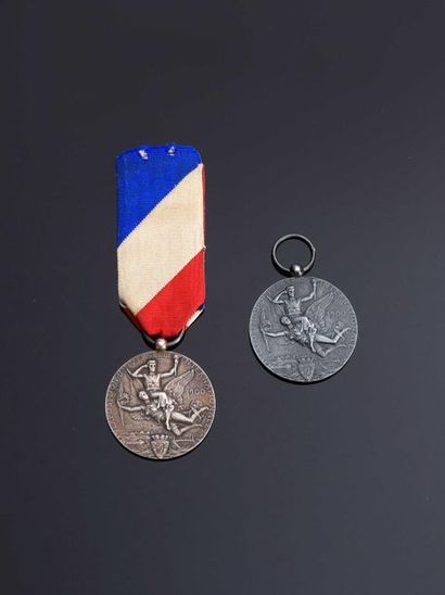 null . UNIVERSAL EXHIBITION of 1900. Set of 2 silver medals of the "collaborating...
