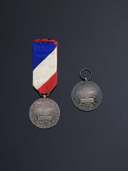 null . UNIVERSAL EXHIBITION of 1900. Set of 2 silver medals of the "collaborating...
