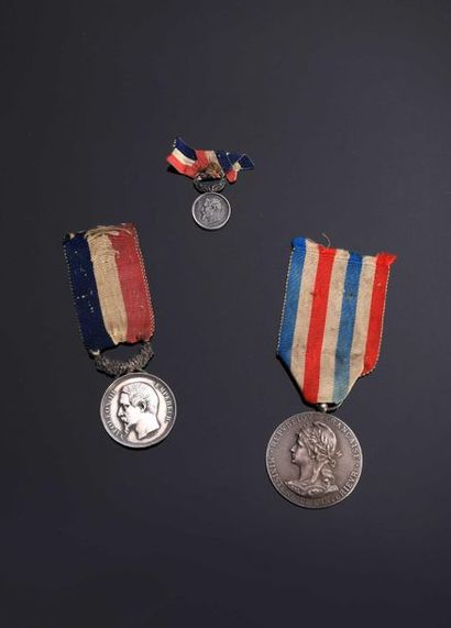 null –IDEM-. Lot de 2 médailles au buste de Napoléon III, en argent (poinçon à la...
