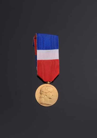 null MINISTERE de la GUERRE. Médaille d’honneur du travail en or (3° titre) avec...