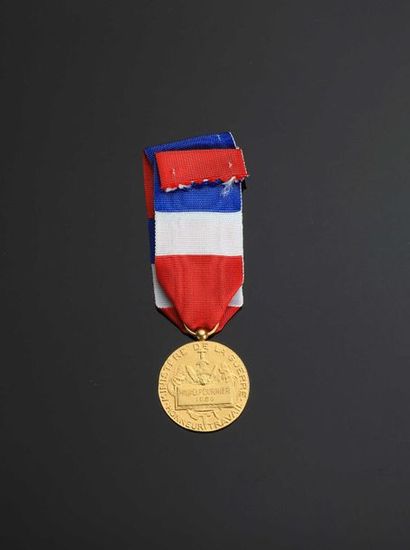 null MINISTRY OF WAR. Medal of honour for gold work (3rd title) with engraved attribution...