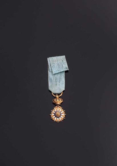 null –IDEM-. Réduction en or et émail (14 mm, poinçon à l’aigle), couronne sur bélière...