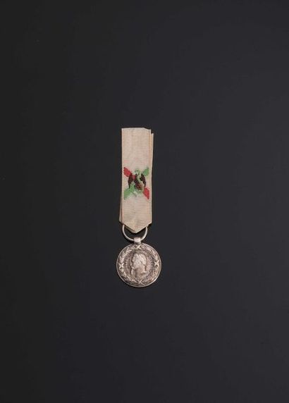 null –IDEM-. Réduction (19 mm) de la médaille du Mexique, signée E.F. Avers usé....