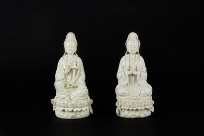 Set of two white Chinese statuettes, representing...