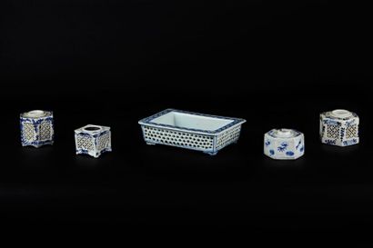 Set of five blue-white porcelain objects,...