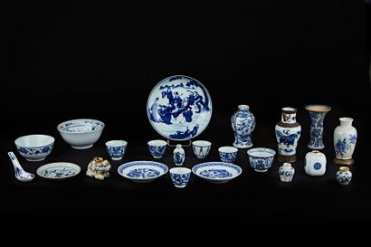 Lot comprenant 22 objets en porcelaine, dont...
