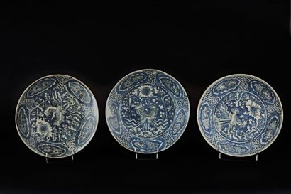 Set of three Swatow porcelain bowls, decorated...
