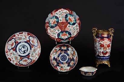 Set of Imari porcelains comprising: a vase...