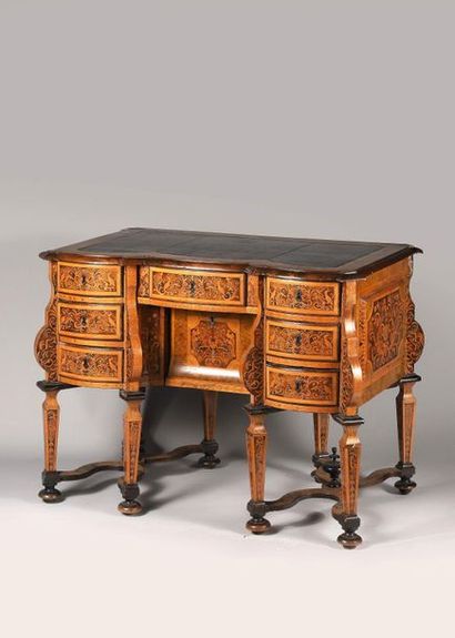 null By Thomas HACHE, Grenoble (1664-1747) 
Small Mazarin desk in Italian marquetry...