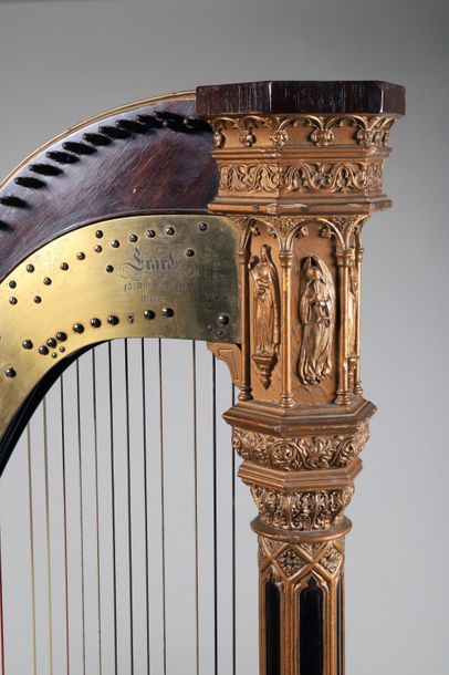 null ERARD 
13 rue du MAIL, PARIS 
De style néo-gothique, cette harpe est en bois...
