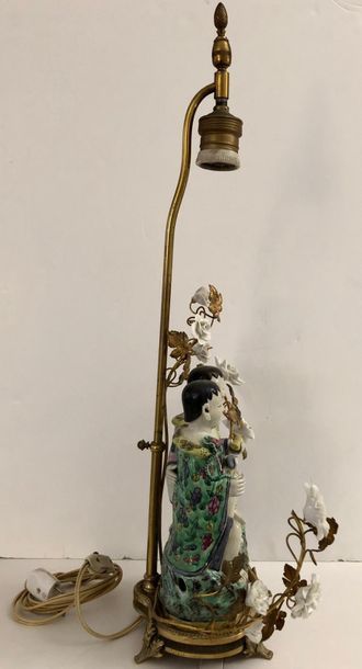 null Two porcelain hoho mounted as a lamp.
Bronze frame and white porcelain flowers.
H:...