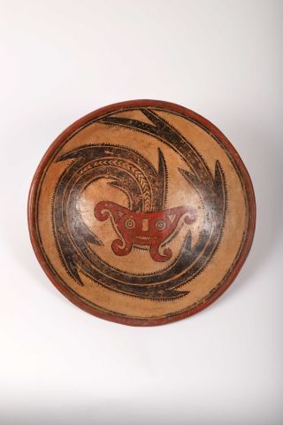 null Plat circulaire
Décoré d’une représentation de stylisée d’un serpent à plumes.
Céramique...