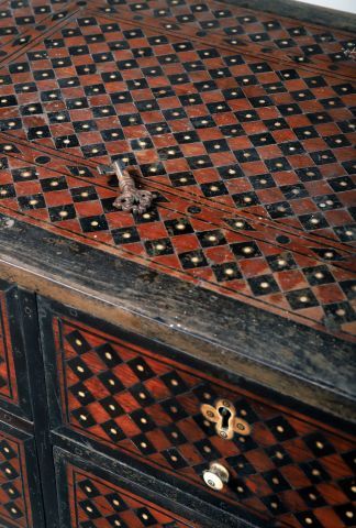null Large Indo-Portuguese box, West India, Gujarat.
It is inlaid with Indian rosewood...