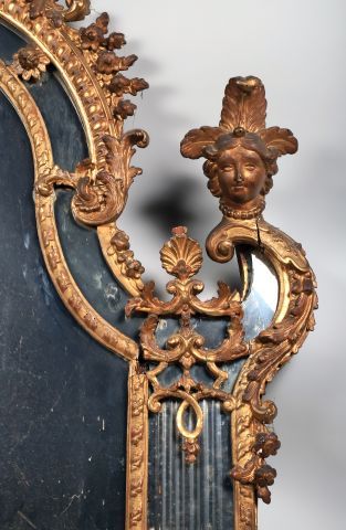 null Grand miroir à parecloses en bois finement sculpté et doré. 
France, époque...