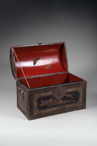 null Small Namban trunk shaped like a trunk with a domed lid. It is made of gold...
