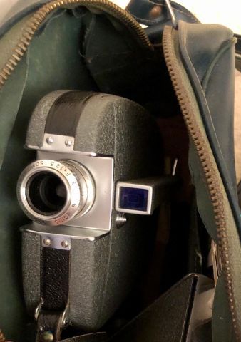 null MATERIEL PHOTO: 

Un ensemble constitué d'appareils photos

et de caméras dont...
