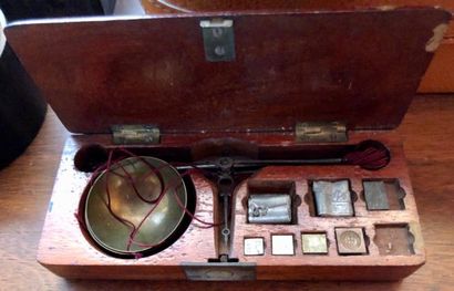 null Une malette comprenant : des outils de bijoutier et d'horloger : loupes d'horlogers,...